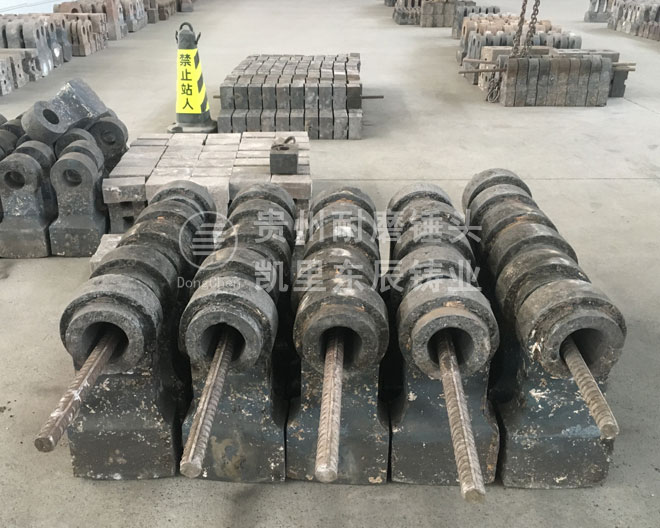 破碎機(jī)錘頭安裝方法 破碎機(jī)錘頭凱里東辰高鉻合金錘頭.jpg
